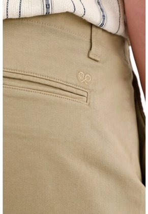 Bermuda Tipo Chino Con Bolsillos De Ribete Café Para Hombre