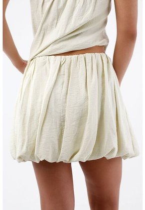 Tennis Falda Corta Para Mujer En Tejido Ligero Color Crema Silueta Globo Con Cintura Fruncida