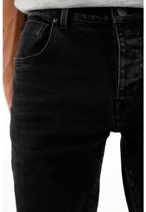 Tennis Jean Skinny Black Denim Con Caída Natural Para Hombre