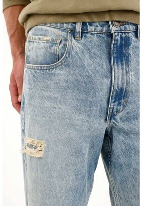 Tennis Jean Loose Con Rotos Azul Claro Para Hombre