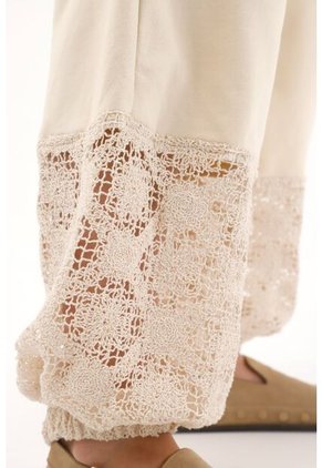 Tennis Pantalón En Burda Con Bota Enresortada Crudo Para Mujer