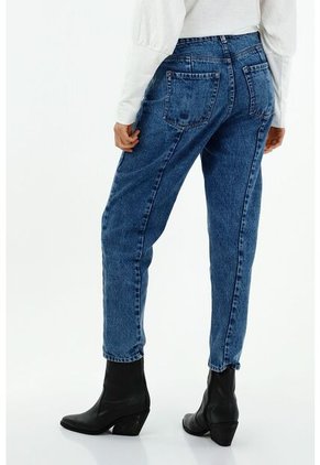 Jean De Mujer Tipo Mom Fit Tiro Alto Tono Medio