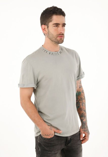 Camiseta Gris Con Estampado En Cuello Para Hombre