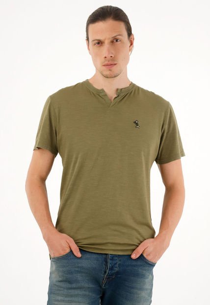 Camiseta Verde Con Abertura En V Para Hombre