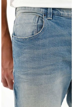 Tennis Jean Skinny Tiro Medio Con Desgastes Localizados Para Hombre