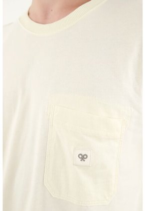 Camiseta Con Bolsillo De Parche Crudo Para Hombre