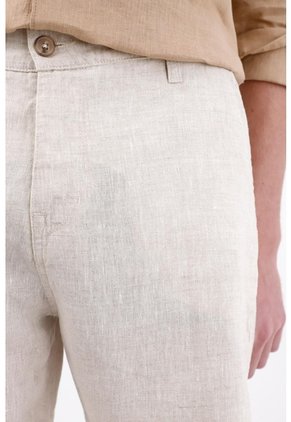 Tennis Bermuda Chino Con Textura Natural En Lino Beige Crudo Para Hombre