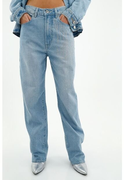 jeans azul y blusa blanca