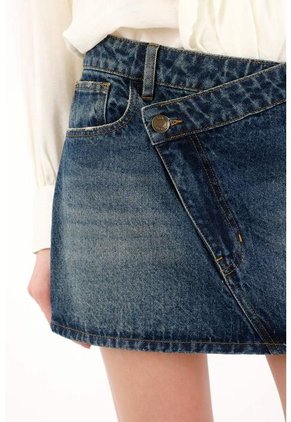 Tennis Falda Corta En Denim Con Jota Asimétrica Azul Para Mujer