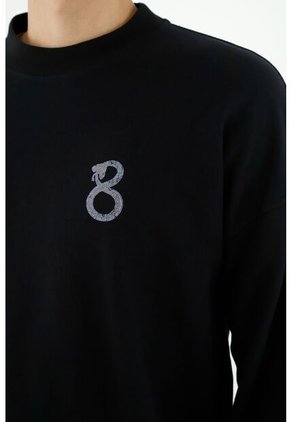 Buzo Negro Con Estampado En Espalda Y Punto Corazón Para Hombre