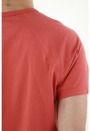 Camiseta Roja Con Detalle Frontal Para Hombre
