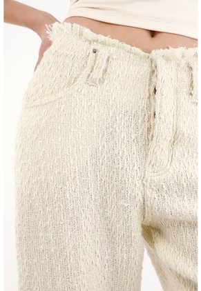 Tennis Jean Horseshoe Con Detalles Desflecados Crudo Para Mujer