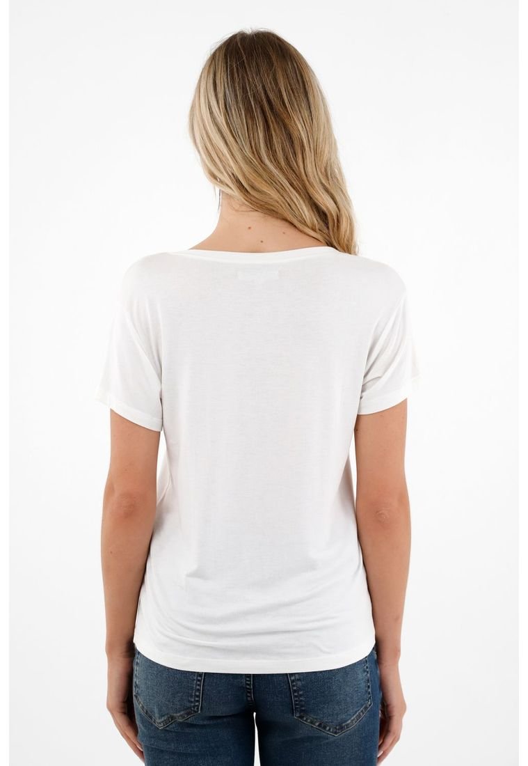 Mujer con remera blanca online