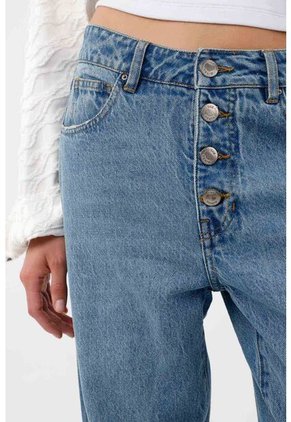 Tennis Jean Recto Con Botonadura Visible En Denim Para Mujer