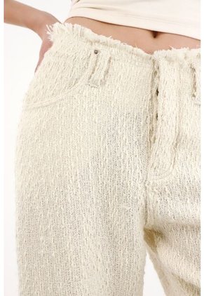 Tennis Jean Horseshoe Con Detalles Desflecados Crudo Para Mujer