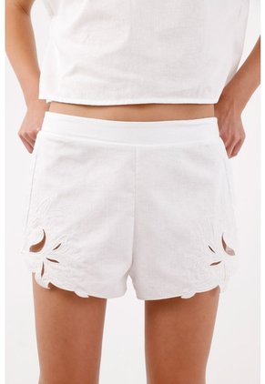 Tennis Bermuda Tradicional Con Borde Calado Floral En Algodón Blanco Para Mujer