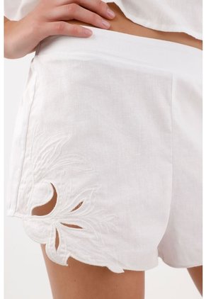 Tennis Bermuda Tradicional Con Borde Calado Floral En Algodón Blanco Para Mujer