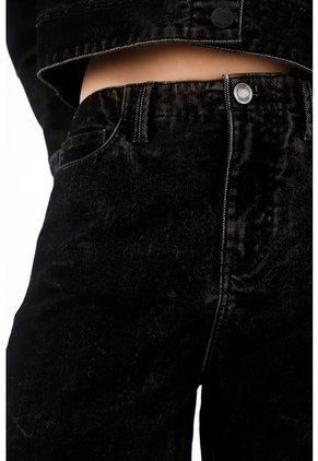 Tennis Bermuda En Velvet Negro Para Mujer