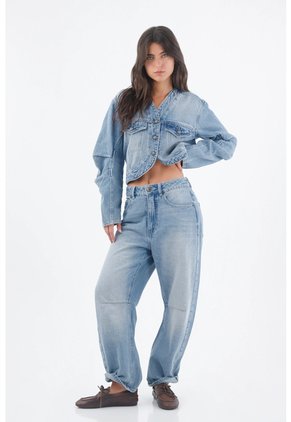 Tennis Chaqueta Denim Azul Claro Con Con Detalle Curvo En La Parte Inferior Para Mujer