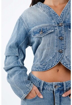 Tennis Chaqueta Denim Azul Claro Con Con Detalle Curvo En La Parte Inferior Para Mujer