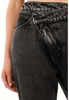 Tennis Jean Mom Tiro Alto En Black Denim Para Mujer