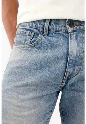 Tennis Bermuda Fit Recto Con Bajo Deshilachado En Denim Para Hombre