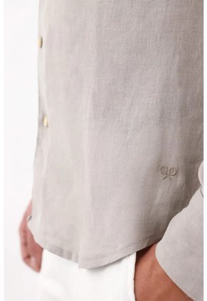 Tennis Camisa Corte Recto Con Botones Crema En Lino Gris Claro Para Hombre