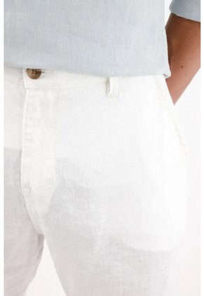 Tennis Bermuda Chino Fit Con Bolsillos Diagonales En Lino Blanco Para Hombre