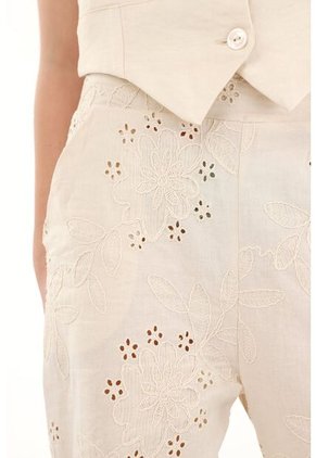 Pantalón En Ojalillo Color Crudo Para Niña