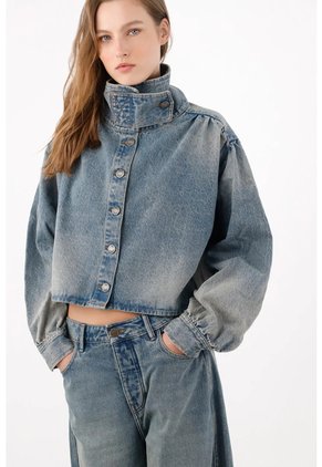 Tennis Chaqueta Boxy Corta Con Cuello Alto Abotonado En Denim Para Mujer