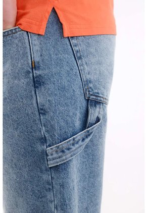 Tennis Bermuda Regular Fit Con Bolsillo Cargo Lateral De Algodón Azul Denim Claro Para Hombre
