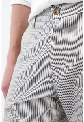 Tennis Bermuda Chino Fit Recto Con Micro Rayas Verticales En Algodón Gris Para Hombre