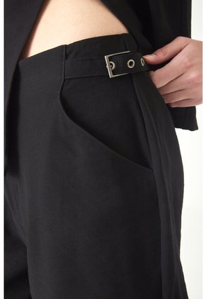 Tennis Bermuda Fit Relajado Con Bolsillos Laterales En Negra Para Mujer
