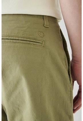 Tennis Bermuda Tradicional Con Bolsillos Diagonales En Algodón Verde Oliva Para Hombre