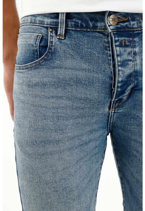 Tennis Jean Super Skinny Tono Medio Con Arrugas Para Hombre