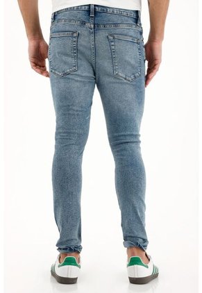 Tennis Jean Super Skinny Tono Medio Con Arrugas Para Hombre
