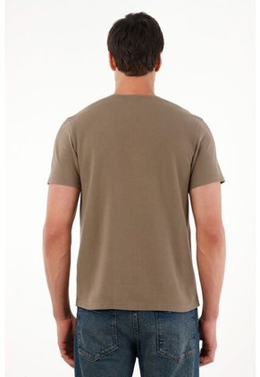 Camiseta Regular Fit Manga Corta Café Para Hombre