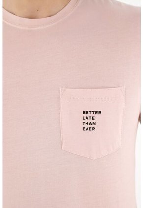 Camiseta Rosada Con Bolsillo Para Hombre