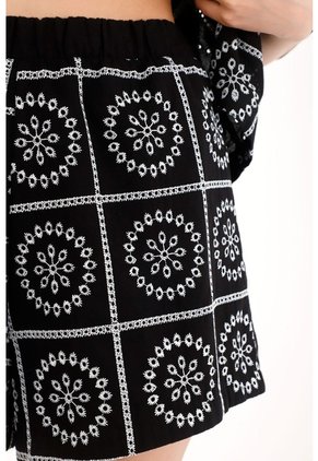 Tennis Short En Tela Bordada Tipo Ojalillo Negro Para Mujer