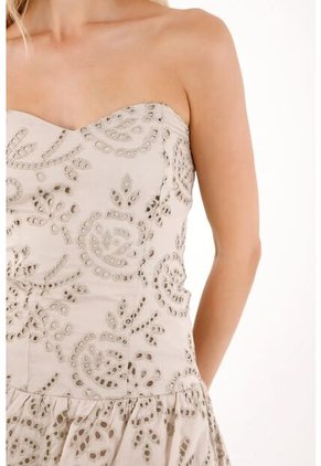 Tennis Vestido Corto Strapless En Ojalillo Gris Para Mujer