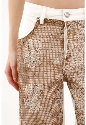 Tennis Pantalón Horseshoe Con Tela Bordada Sobrepuesta Crudo Para Mujer