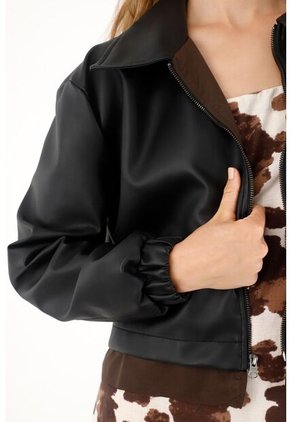 Tennis Chaqueta Corta Con Efecto Cuero Negra Para Mujer