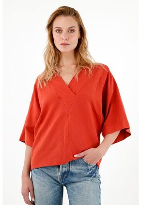 Camisa Roja Con Escote En V Para Mujer