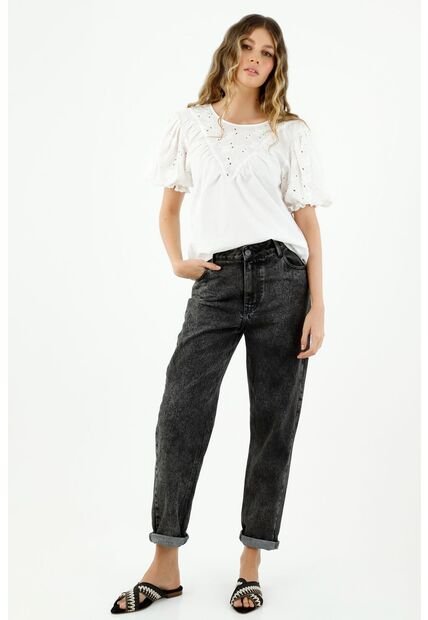 Camisa De Mujer Cuello Redondo, Manga Corta Con Apliques En Ojalillo Y Efecto Englobado.