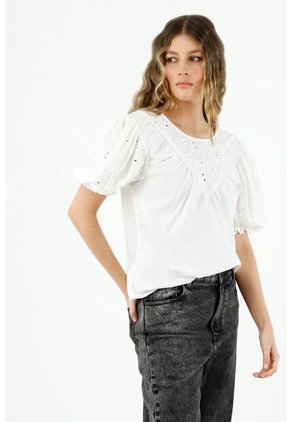 Camisa De Mujer Cuello Redondo, Manga Corta Con Apliques En Ojalillo Y Efecto Englobado.