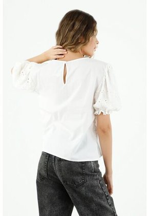 Camisa De Mujer Cuello Redondo, Manga Corta Con Apliques En Ojalillo Y Efecto Englobado.