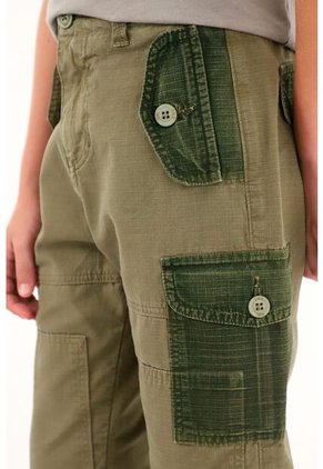 Pantalón Verde Con Bota Enresortada Para Niño