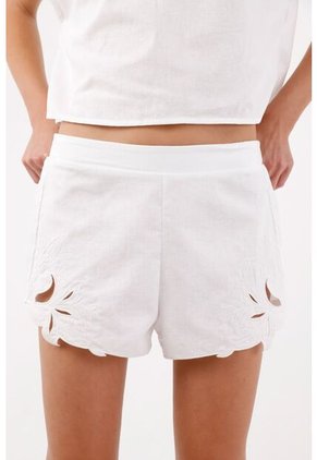 Tennis Bermuda Tradicional Con Borde Calado Floral En Algodón Blanco Para Mujer