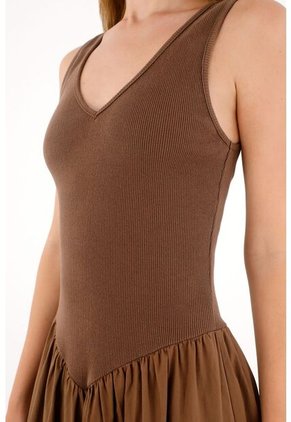 Tennis Vestido Largo Con Escote En V Café Para Mujer