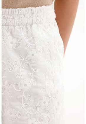 Bermuda Crudo En Ojalillo Para Niña